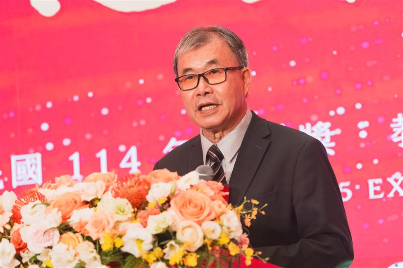 教師節前夕，教育部今（18日）舉行114年師鐸獎、教育奉獻獎及資深優良教師表揚大會，教育部長鄭英耀允諾行政減量、年底提新方案。（圖／教育部提供）