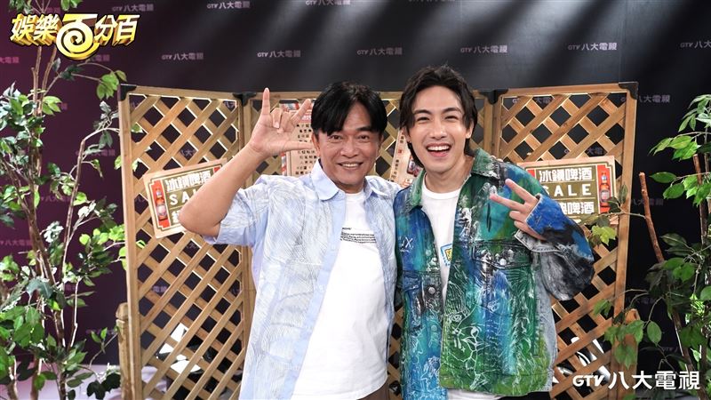 吳宗憲（左）帶新人歌手陳守恩（右）到節目中宣傳。（圖／八大提供）