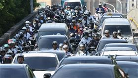 上班尖峰時段　永福橋進市區車流量大（1）台北市政府拆除公館圓環，並填平公車地下道工程已於13日動工，連帶影響周邊交通。16日上班尖峰時段，從永福橋進入台北市區有實施調撥車道，且車流量大。中央社記者張皓安攝　114年9月16日