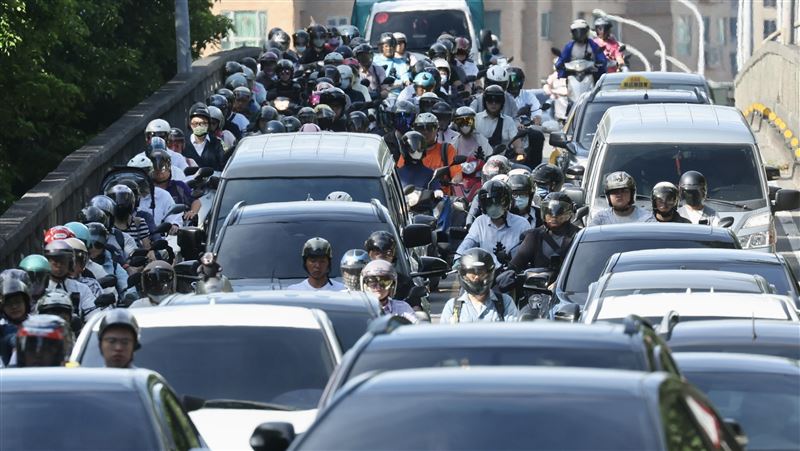 公館圓環塞爆市民氣炸　北市：將開罰廠商
