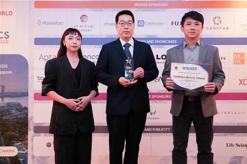 史坦賽薾生醫日前榮獲新加坡IMAPAC「2025亞太細胞與基因療法卓越獎」的「亞太最具潛力細胞與基因療法新創公司獎」；史坦賽薾團隊當天親自前往領獎，向亞太區細胞與基因治療同業展現其前瞻性技術發展策略與市場潛力。（圖／IMAPAC 提供）