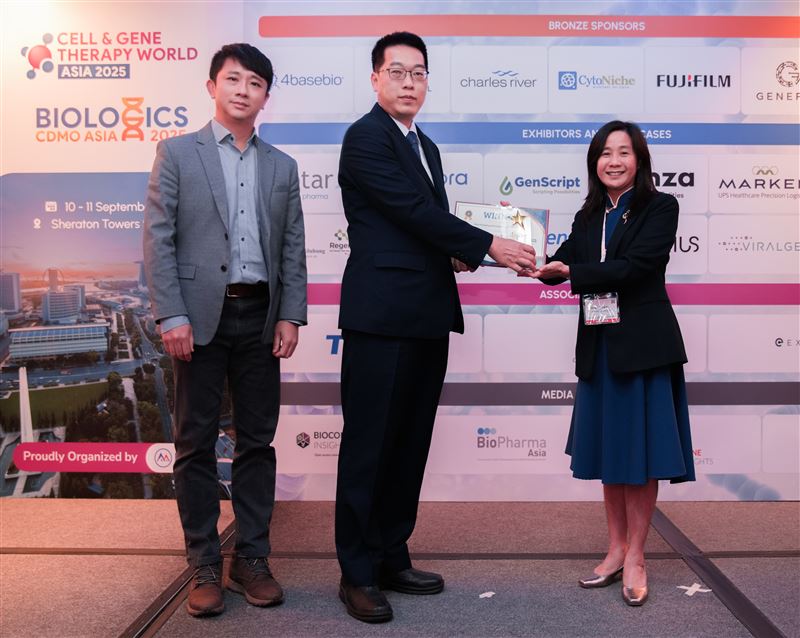 史坦賽薾生醫日前榮獲新加坡IMAPAC「2025亞太細胞與基因療法卓越獎」的「亞太最具潛力細胞與基因療法新創公司獎」；圖左起為史坦賽薾生醫研發製造中心副總經理 蔡佳哲博士、史坦賽薾生醫總經理 林世吉、頒獎人 Johnson &amp; Johnson 亞太區創新醫藥與品質總監 Siang-Chueng Koo。（圖／IMAPAC提供）