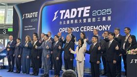 2025台北國際航太暨國防展盛大登場，400家廠商、15國國家館齊聚，規模創新高。海鯤號潛艦、福衛八號衛星首次亮相，展現台灣國防自主與太空實力。黃志芳強調，地緣政治推動無人機、無人船成軍工新興產業，吸引60國買主矚目，台灣正成全球防務科技鏈關鍵角色。（圖／記者師瑞德攝影）