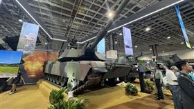 2025台北國際航太暨國防展盛大登場，400家廠商、15國國家館齊聚，規模創新高。海鯤號潛艦、福衛八號衛星首次亮相，展現台灣國防自主與太空實力。黃志芳強調，地緣政治推動無人機、無人船成軍工新興產業，吸引60國買主矚目，台灣正成全球防務科技鏈關鍵角色。（圖／記者師瑞德攝影）