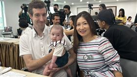 來自日本的Keiko（右），今與法國籍先生帶著寶寶出席分享圓夢過程。（圖／記者簡浩正攝影）