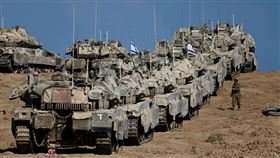 以色列坦克在加薩邊境行進中。（圖／路透社／達志影像）