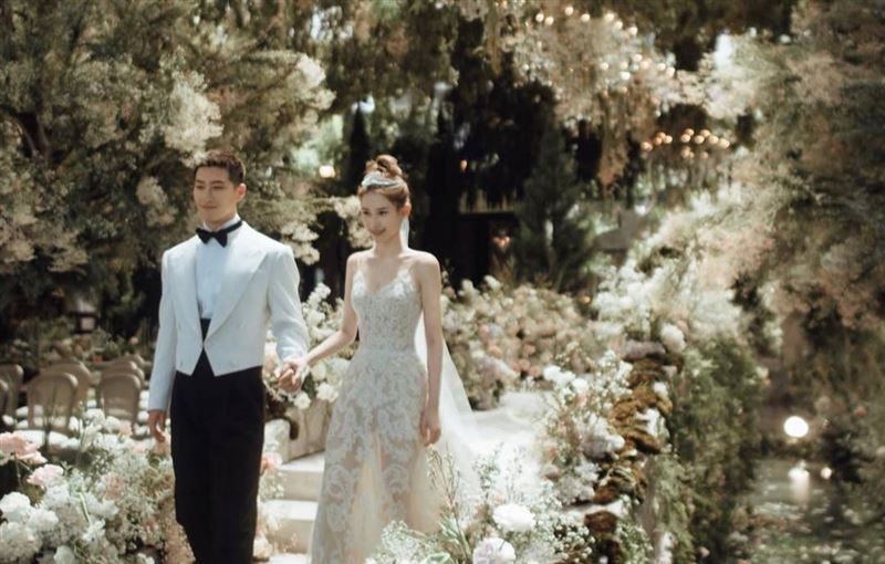 何超蓮跟竇驍在2023舉行婚禮後就鮮少同框。（圖／翻攝自何超蓮IG）