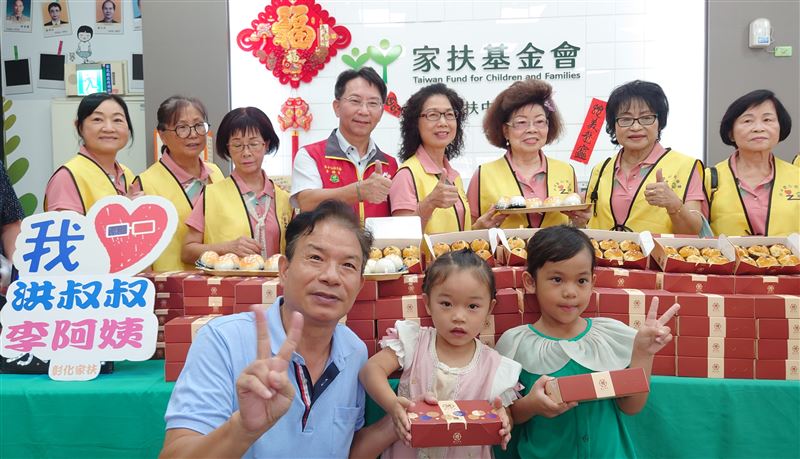 在花壇經營紙箱工廠的董事長洪添進，一口氣捐贈2034顆蛋黃酥給彰化家扶兒享用。(圖／彰化家扶中心提供)