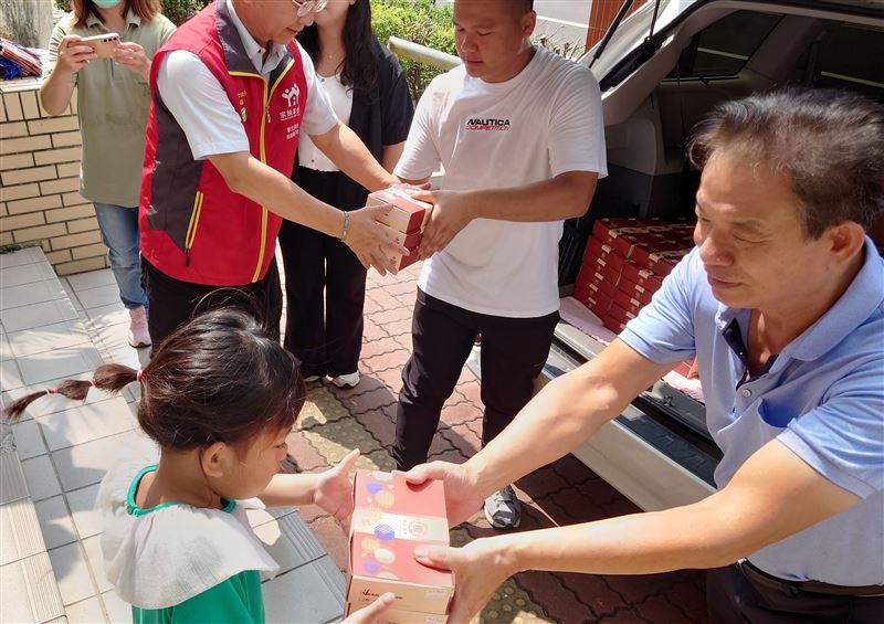 洪添進自述出身佃農家庭，小時候1顆月餅捨不得吃光要分3天吃，因此特別準備蛋黃酥讓家扶兒過中秋。(圖／彰化家扶中心提供)