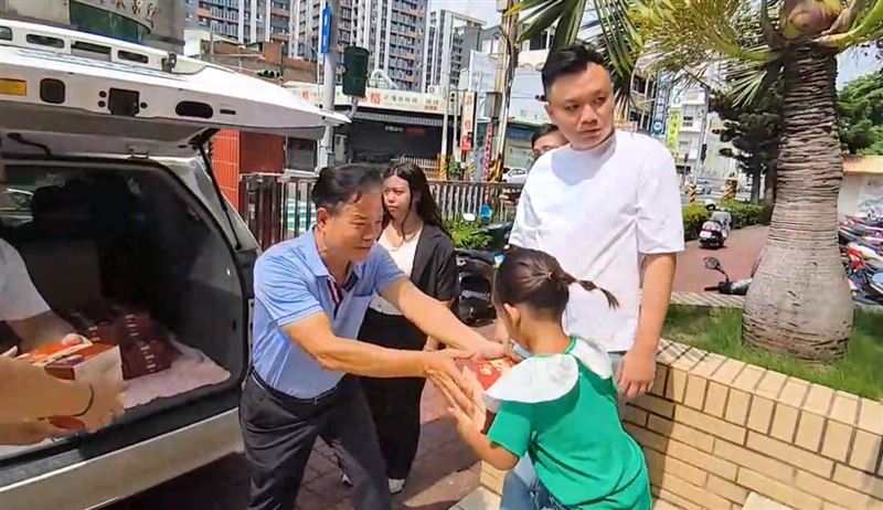 洪添進董事長每年三節都會贈送肉粽、禮金、月餅給彰化家扶中心。（圖／翻攝畫面）