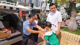 佃農之子，紙箱工廠董事長洪添進，1個月餅分3天吃，捐2034顆蛋黃酥彰化家扶兒(圖／彰化家扶中心提供)