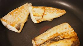 婆婆嫌媳婦不會煎魚遭反嗆。（示意圖／photoAC）