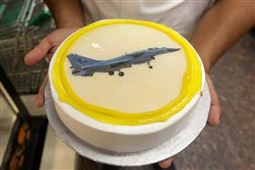 巴基斯坦民眾烤出有戰機圖案的蛋糕，慶祝印巴停火，攝於5月11日。（圖／路透社／達志影像）