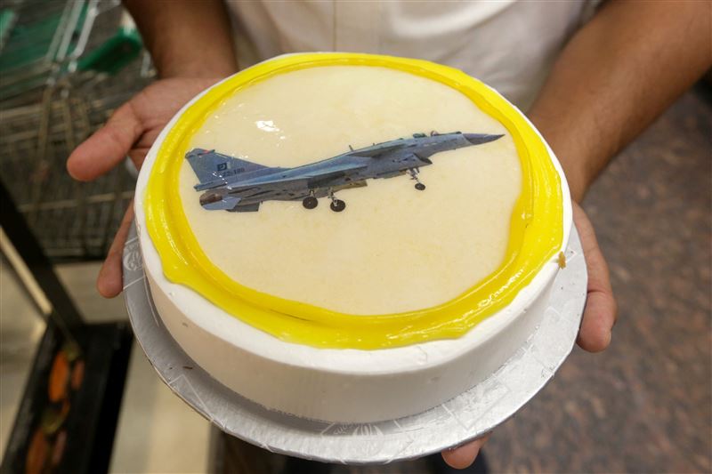 巴基斯坦民眾烤出有戰機圖案的蛋糕，慶祝印巴停火，攝於5月11日。（圖／路透社／達志影像）