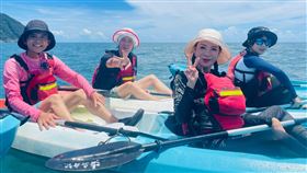 阿翔(左起)、黃鐙輝、楊繡惠、籃籃一起體驗划船。（圖／民視提供）