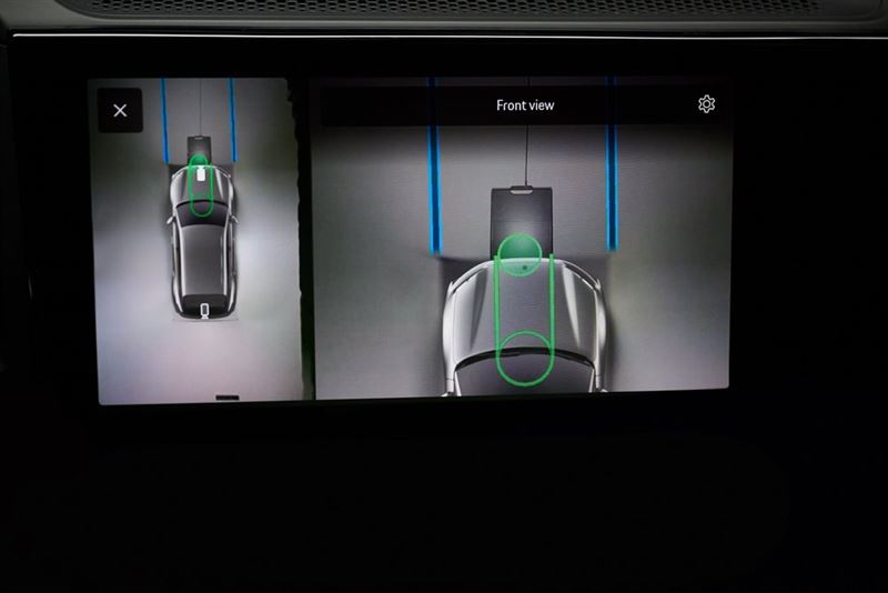 停車時環景輔助攝影還會顯示最佳停放點。（圖／PORSCHE提供）