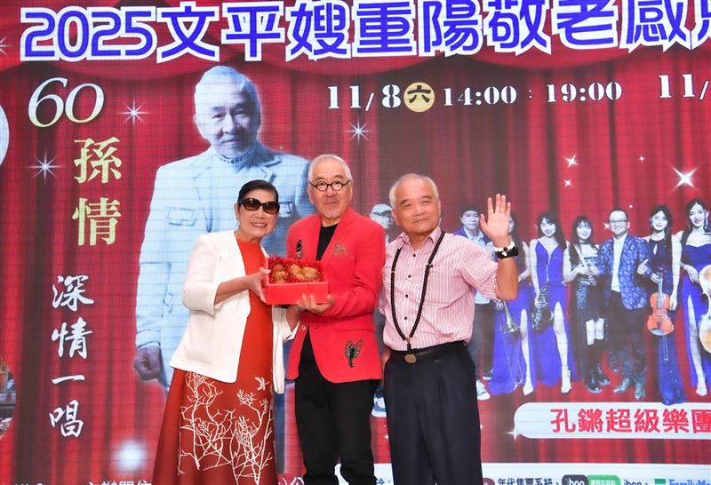 孫情在台上合照。（圖／台中多媒體公司提供）