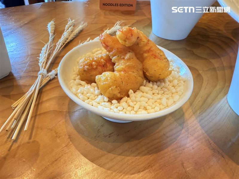 「天婦羅炸蝦番茄手工細麵」會將炸蝦單放，避免泡在湯裡軟掉。（圖／記者李育道攝影）
