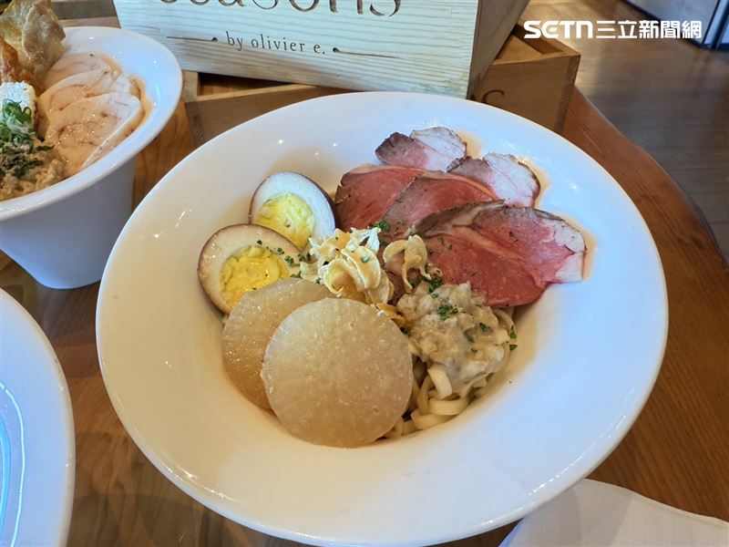 「香烤肋眼牛肉洋蔥湯麵」。（圖／記者李育道攝影）