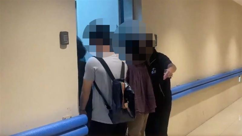 男子做「陰莖增大手術」身亡，檢察官會同法醫相驗，死者家屬也到場。（圖／翻攝畫面）