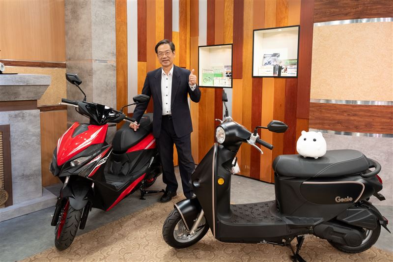 光陽董座柯俊斌樂觀看好機車貨物稅退稅優惠，市場有望挑戰 80 萬輛。（圖／KYMCO提供）