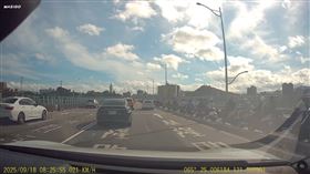 張維倩也放上行車記錄器影片，可見福和橋機車道一早就回堵。（圖／翻攝自張維倩threads）