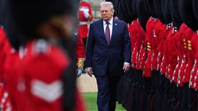 川普在英國進行國是訪問期間，透過社群平台發文表示計畫將「反法西斯運動」指定為重大恐怖組織。（圖／路透社／達志影像）