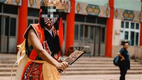 台中,沙鹿,命案,陳屍,路邊,女子,凶殺,刀傷,忠貞路,認屍,女大生,家屬,父母,解剖,相驗,殯儀館,招魂,死者照片,閨密（圖／翻攝畫面）