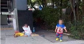 3幼童無依坐地鐵站地上「媽跑了只剩爸」(圖/CTWANT)
