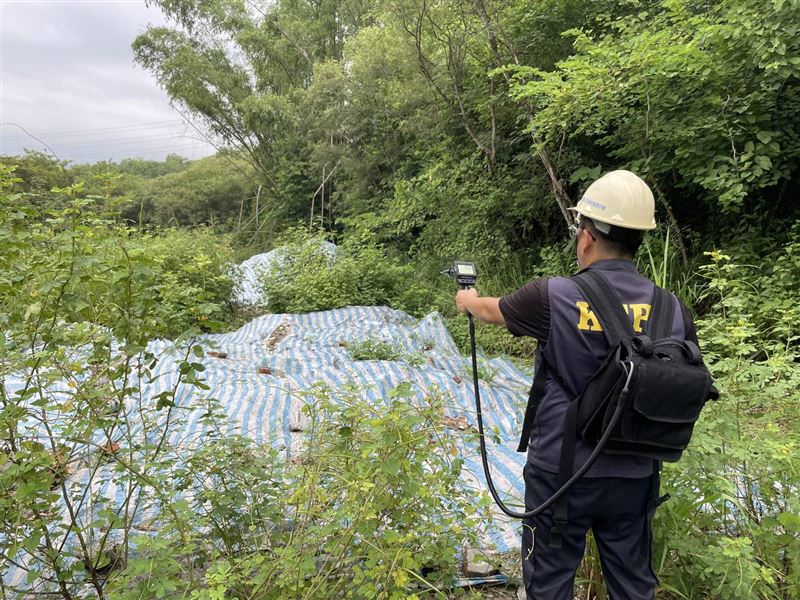 環保局至馬頭山棄置現場進行空品監測。（圖/高市環保局提供）