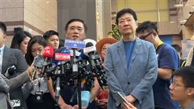 郝龍斌在趙少康陪同下赴中央黨部領表。（圖／翻攝自郝龍斌臉書）