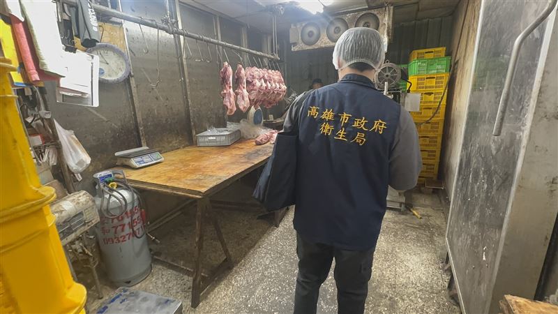 衛生局人員前往該肉攤稽查。（圖／衛生局提供）