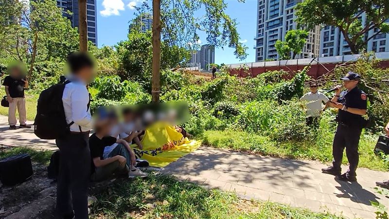 淡水「公七公園自救會」爬牆闖進工地靜坐拉布條抗議。（圖／翻攝畫面）