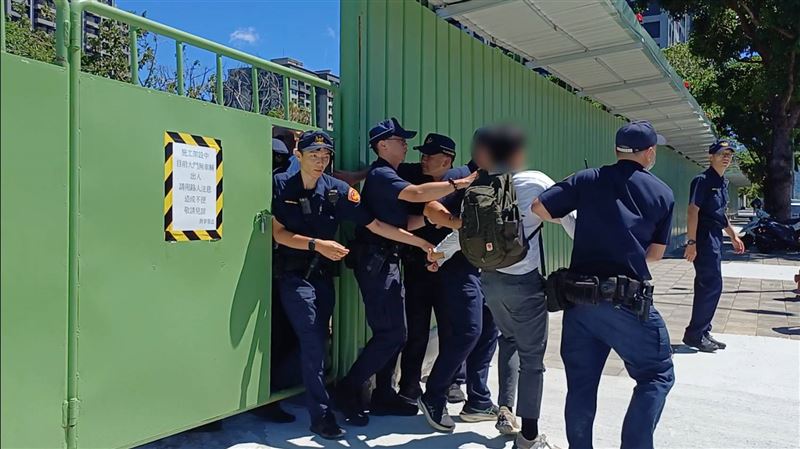 警方帶離闖入的淡水「公七公園自救會」成員。（圖／翻攝畫面）