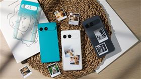 Xperia 10 VII日系簡約新設計，可搭配原廠抗黃化透明漸層保護背蓋，將喜愛的明星、動漫人物卡片與貼紙或幸運符等放置於手機與保護殼夾層中，即可展現品味獨具的個性化風格。