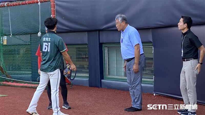 日職火腿隊高層木田優夫（淺藍衣）來台觀看徐若熙。（圖／記者張沛嘉攝影）