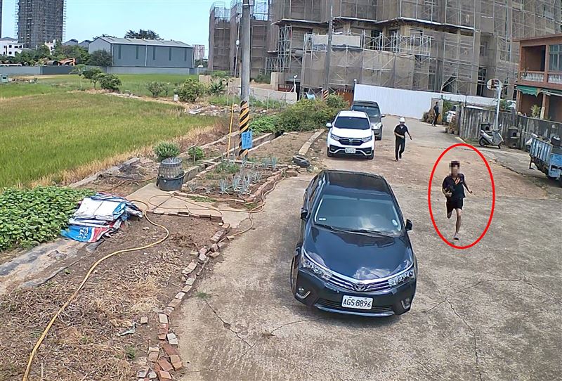 工地非法移工見到專勤隊上門四處竄逃。(圖/翻攝自《爆料公社公開版》)