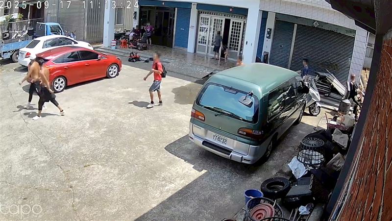 移工們鑽小巷,跑到民宅前。(圖/翻攝自《爆料公社公開版》)