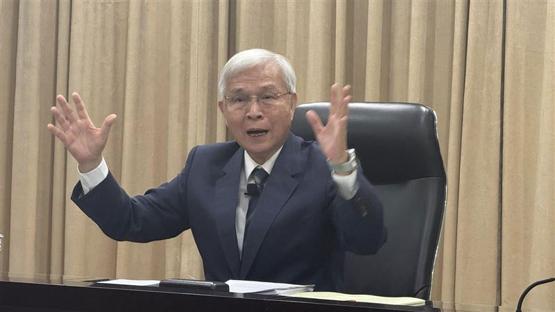 央行總裁楊金龍表示,選擇性信用管制已讓房市降溫,房價漲速趨緩,不動產貸款集中度由去年37.6%降至36.7%。五大行庫因首購與青年貸款承壓,其他銀行普遍放款下滑。針對預售屋爭議,若貸款成數與建商承諾不符,30%內應協商,超過則買方可解約,建商不得沒收。央行強調將「滾動式檢討」,資金應導向首購、社宅與實質投資,而非炒作。(圖/記者師瑞德攝影)