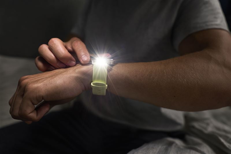 內建LED手電筒,夜間出行與運動更添安全感