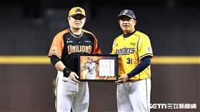 中職36年例行賽，中信兄弟首席教練陳江和（右）致贈胡金龍退休禮物。（圖／記者劉彥池攝影）