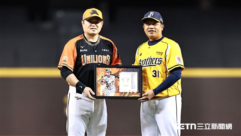 中信兄弟首席教練陳江和（右）致贈胡金龍退休禮物。（圖／記者劉彥池攝影）