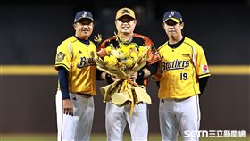 中職36年例行賽，中信兄弟首席教練陳江和（左）、投手鄭凱文（右）致贈胡金龍退休禮物。（圖／記者劉彥池攝影）