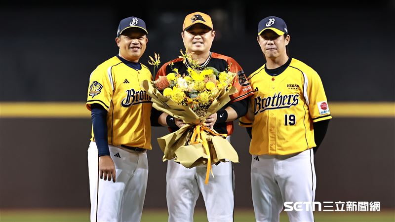 中信兄弟首席教練陳江和（左）、投手鄭凱文（右）致贈胡金龍退休禮物。（圖／記者劉彥池攝影）