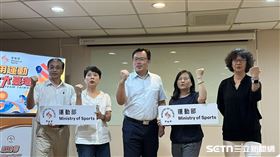 ▲左起產業及科技司長王詔民、競技運動司長謝富秀、運動部政務次長鄭世忠（中）、設施規劃司長蔡文娟、綜合規劃司長許馨文。（圖／記者蔡厚瑄攝影）