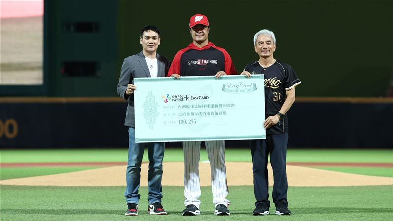 悠遊卡公司發行林智勝紀念套組，捐贈逾26萬支持基層棒球。（圖／味全龍提供）