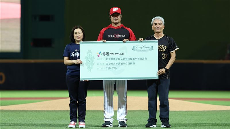 悠遊卡公司發行林智勝紀念套組，捐贈逾26萬支持基層棒球。（圖／味全龍提供）