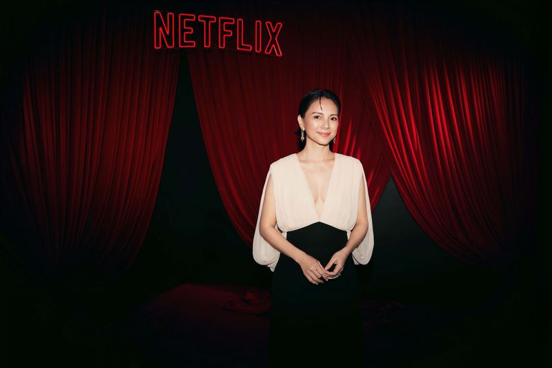 李心潔性感開深V。（圖／Netflix提供）