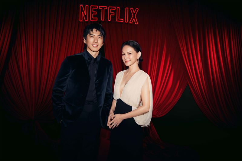 李心潔（右）、傅孟柏出席釜山影展。（圖／Netflix提供）
