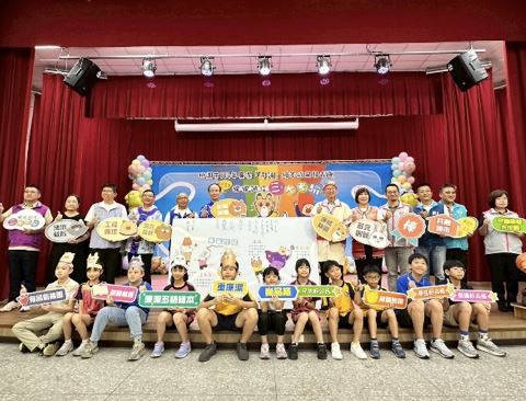 桃園市政府王明鉅副市長、政風處吳滄俯處長、教育局劉仲成局長、客家事務局范姜泰基局長、復興區公所蘇佐璽區長、龍潭區公所鄧昱綵區長等貴賓與雙龍國小師生合影。（圖／桃園市政府提供）